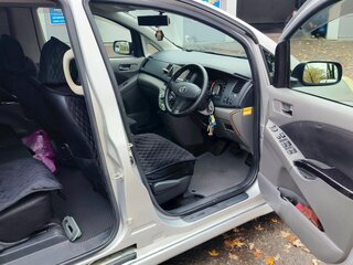 2005 Toyota ISis I, серебристый, 830000 рублей, вид 5