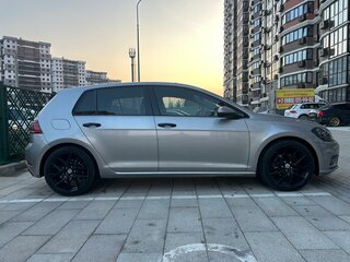 2018 Volkswagen Golf VII Рестайлинг, серебристый, 1700000 рублей, вид 5