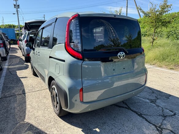 2022 Toyota Sienta III, коричневый, 1350000 рублей - вид 2