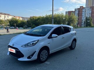 2017 Toyota Aqua I Рестайлинг 2, белый, 1000000 рублей, вид 2