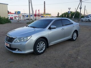 2012 Toyota Camry VII (XV50), серебристый, 1950000 рублей, вид 1