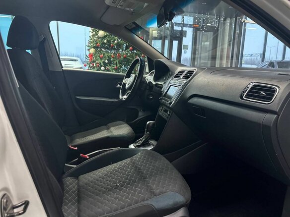 2019 Volkswagen Polo V Рестайлинг, белый, 610000 рублей - вид 3