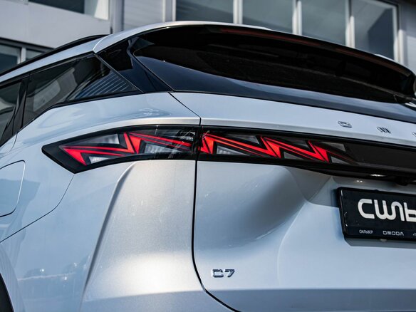 2026 Omoda C7, серебристый, 2909610 рублей - вид 11