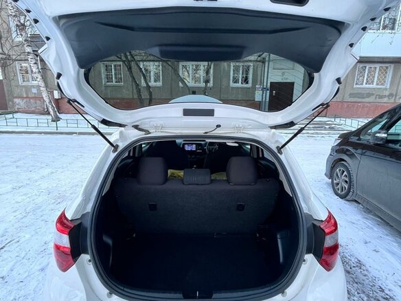2018 Toyota Vitz III (XP130) Рестайлинг 2, белый, 1280000 рублей - вид 17
