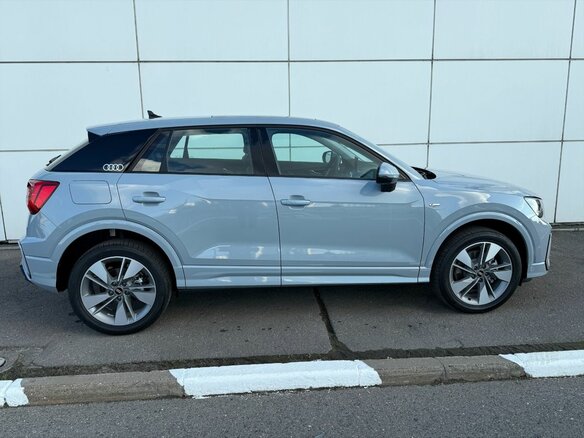 2026 Audi Q2 35 TFSI I Рестайлинг, серый - вид 2