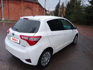 2019 Toyota Yaris III Рестайлинг 2, белый, 1470000 рублей, вид 4
