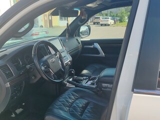 2017 Toyota Land Cruiser 200 Series Рестайлинг 2, белый, 5900000 рублей, вид 4