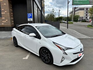2016 Toyota Prius IV (XW50), белый, 1599999 рублей, вид 3