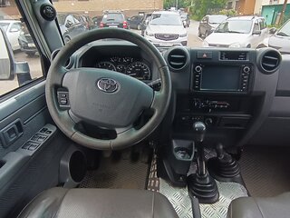 2012 Toyota Land Cruiser 76 70 Series Рестайлинг 1, серый, 3000000 рублей, вид 4