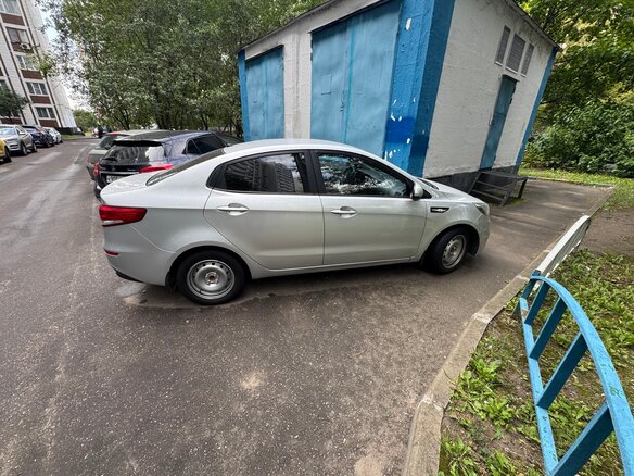 2015 Kia Rio 6-speed III, серебристый - вид 1