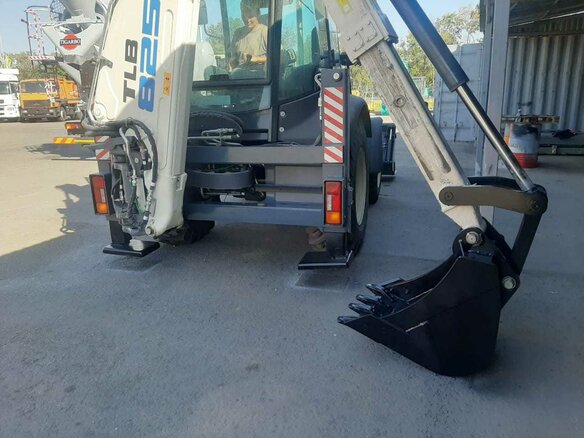 2019 Terex TLB 825, белый - вид 2