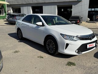 2017 Toyota Camry VII (XV50) Рестайлинг, белый, 3100000 рублей, вид 3
