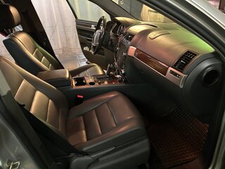 2008 Volkswagen Touareg I Рестайлинг, серебристый, 899999 рублей, вид 2