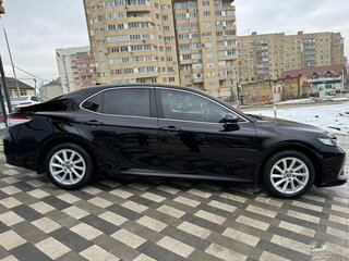 2021 Toyota Camry VIII (XV70) Рестайлинг, чёрный, 2870000 рублей, вид 4
