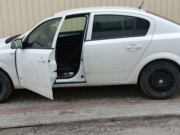 2011 Opel Astra H Рестайлинг, белый, 450000 рублей - вид 1