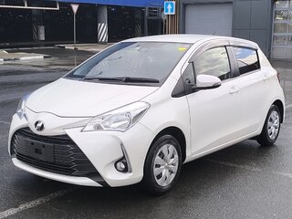 2019 Toyota Vitz III (XP130) Рестайлинг, белый, 1130000 рублей, вид 2