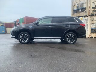 2017 Mitsubishi Outlander PHEV III Рестайлинг 2, чёрный, 2350000 рублей, вид 3