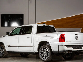 2026 Ram 1500 Crew Cab V Рестайлинг, белый, 12058000 рублей, вид 3