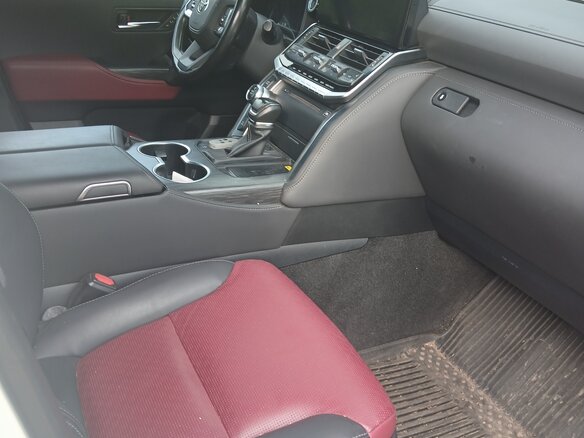 2022 Toyota Land Cruiser 300 Series, белый - вид 4