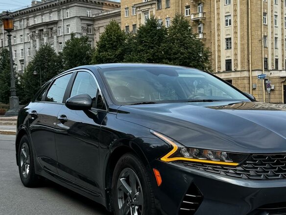 2020 Kia K5 III, серый, 2350000 рублей - вид 2
