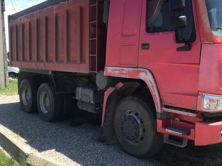 2006 Sinotruk Howo A5, красный, 1300000 рублей, вид 2