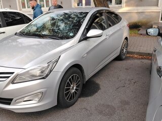 2014 Hyundai Solaris I Рестайлинг, серебристый, 999000 рублей, вид 2