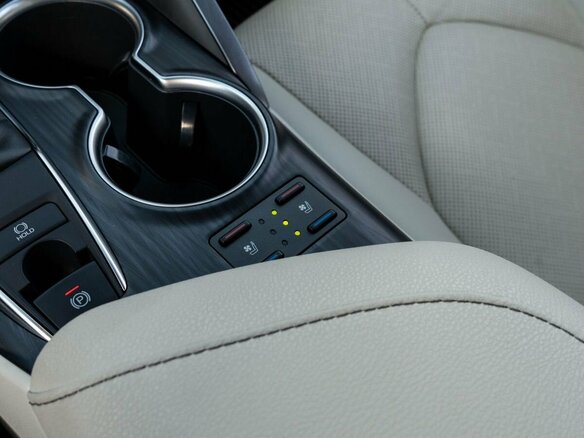 2021 Toyota Camry VIII (XV70) Рестайлинг, белый - вид 17