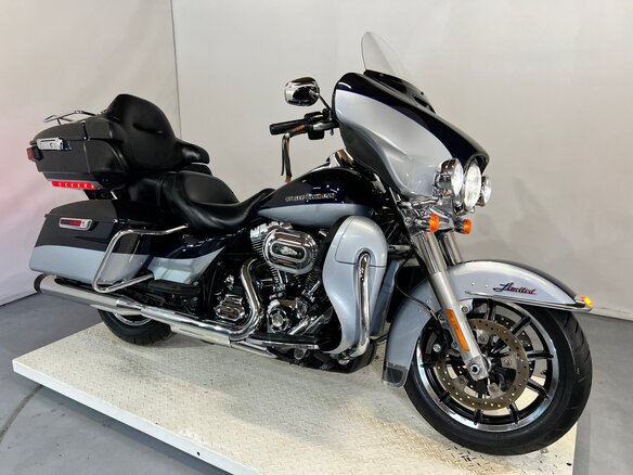 2015 Harley-Davidson Electra Glide, серебристый, 899000 рублей - вид 1