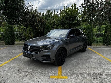 2019 Volkswagen Touareg III, серый, 4850000 рублей, вид 1