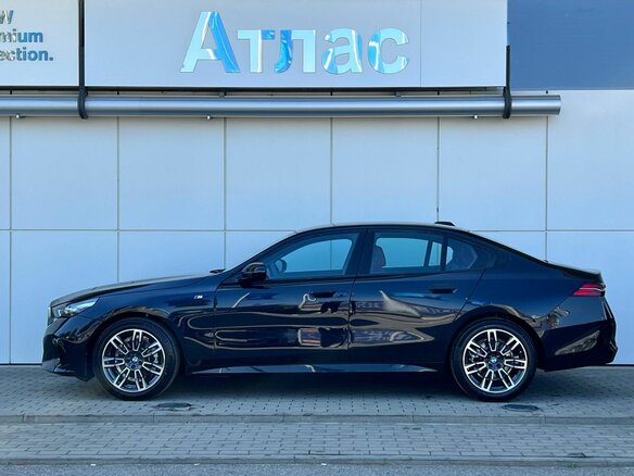 2024 BMW 5 серии 525i VIII (G60/G61/G68), чёрный, 6590000 рублей - вид 5