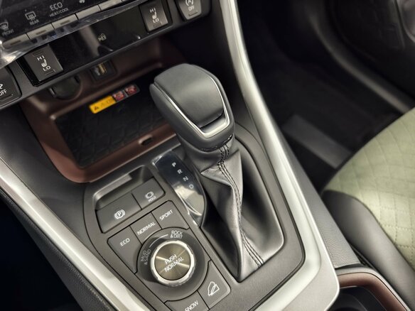 2025 Toyota RAV4 V (XA50), белый - вид 16