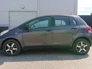 2011 Toyota Yaris II Рестайлинг, серый, 850000 рублей, вид 4