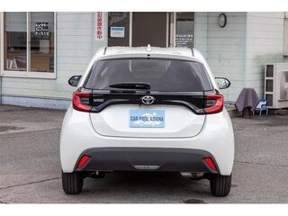 2022 Toyota Yaris IV, белый, 810069 рублей, вид 5