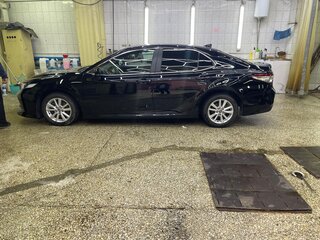 2020 Toyota Camry VIII (XV70), чёрный, 2450000 рублей, вид 3
