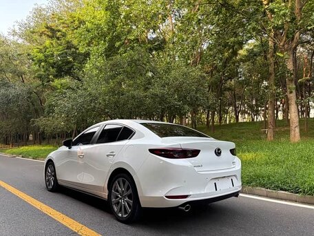2023 Mazda 3 Axela IV (BP), белый, 1340000 рублей, вид 4