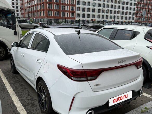 2021 Kia Rio IV Рестайлинг, белый - вид 3