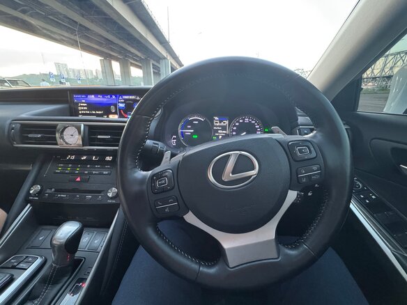 2018 Lexus IS 300h III Рестайлинг, белый, 2490000 рублей - вид 13