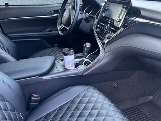 2021 Toyota Camry VIII (XV70) Рестайлинг, белый, 3000000 рублей, вид 5