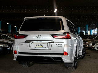 2017 Lexus LX 570 III Рестайлинг 2, белый, 8755000 рублей, вид 3