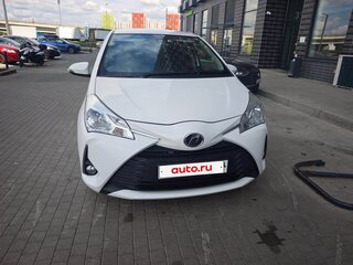 2017 Toyota Vitz III (XP130) Рестайлинг 2, белый, 980000 рублей, вид 3