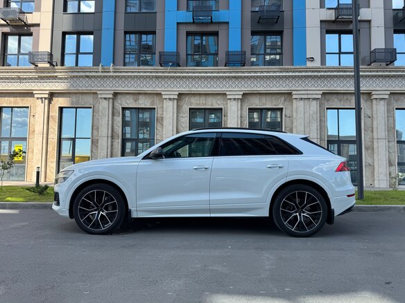 2019 Audi Q8 45 TDI I (4M), белый, 6850000 рублей - вид 5