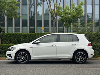 2018 Volkswagen Golf VII Рестайлинг, белый, 1395069 рублей, вид 3