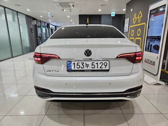 2023 Volkswagen Jetta VII Рестайлинг, белый - вид 3