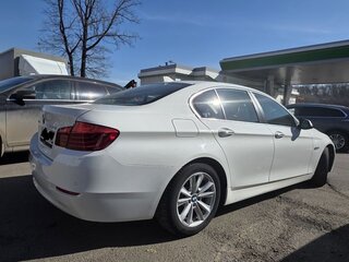 2014 BMW 5 серии 528i xDrive VI (F10/F11/F07) Рестайлинг, белый, 2500000 рублей, вид 3