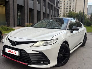 2021 Toyota Camry VIII (XV70) Рестайлинг, белый, 3300000 рублей, вид 3