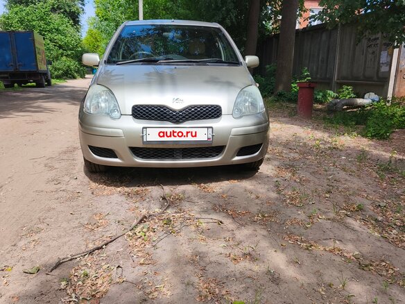 2002 Toyota Vitz I (P10), серый, 370000 рублей - вид 1