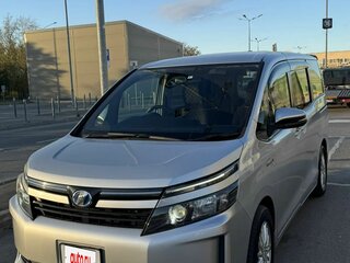 2014 Toyota Voxy III (R80), серебристый, 2050000 рублей, вид 3