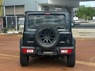 2022 Suzuki Jimny Sierra IV, чёрный, 1695084 рублей, вид 2