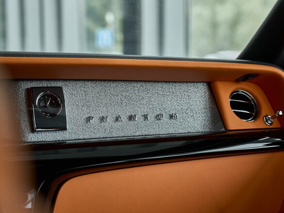 2024 Rolls-Royce Phantom VIII Рестайлинг (Series II), чёрный, 57000000 рублей - вид 24