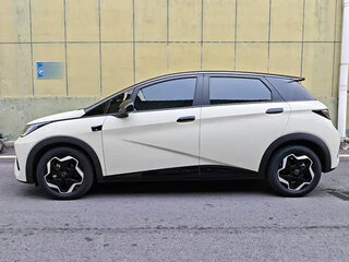2026 BYD Dolphin 45.12 kWh I Рестайлинг, белый, 1840000 рублей, вид 3